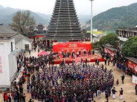 千根银饰映春色 一曲侗歌认旧邻——从江宰门村260余名外嫁姑妈正月初六盛装回娘家