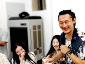 片场烛光映照“范老鬼”: 《猎鹰风暴》开机第十三天,范瑞思的三十三岁生日