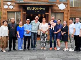 笔墨无界连中法 颖拓为桥通古今——法国友人走进贵州茫父书画院非遗工坊体验茫父颖拓艺术