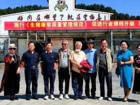 非遗茫父颖拓进企业:艺术家展示点拓技法并捐赠书画与颖拓佳作